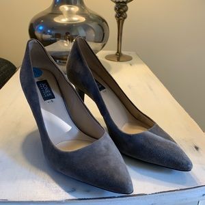 Gray pumps